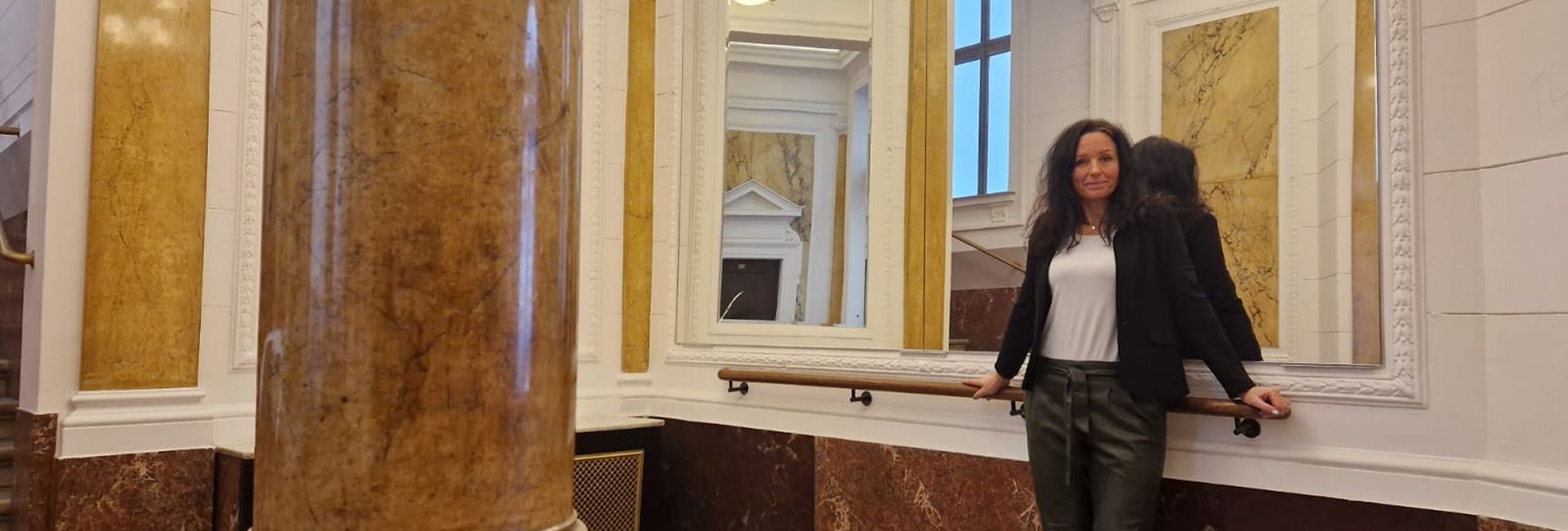 Rechtsanwältin Heike Sporn mit Blick in die Kamera